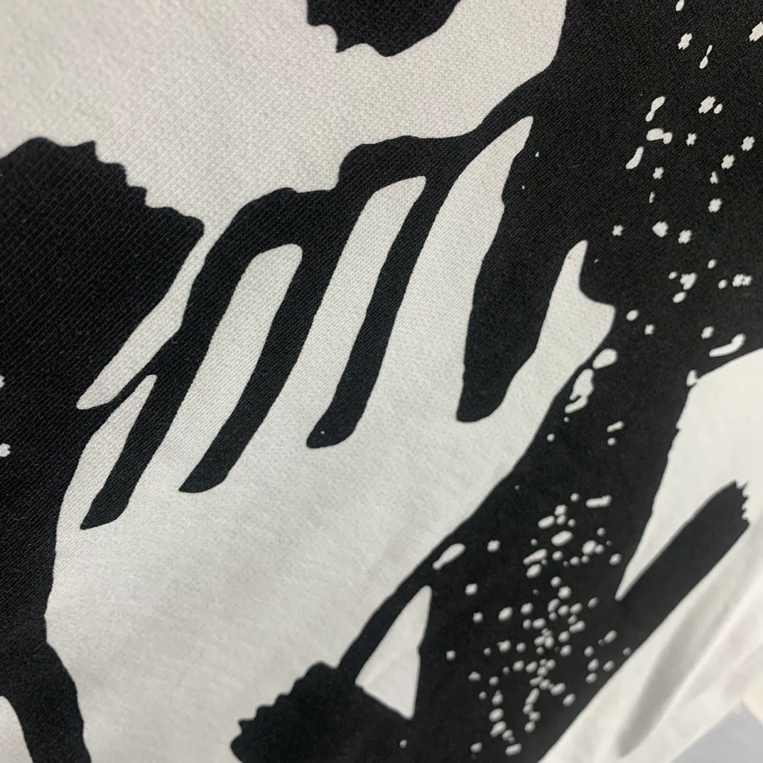 Top tested version 23SSOFF WHITE OW holding earth arrow in hand holding arrow on back pure cotton loose loose short-sleeved T-shirt for male and female couple stars. The printing on the back and chest adopts high-coverage screen printing technology, and the glue is imported. The scraped printing is smooth and delicate. The front sub-print adopts cracked anti-counterfeiting identification details, and the breaking points are 100% aligned! The fabric is made of 420g double yarn terry plain cotton fabric, which has a smooth skin feel. Size: XS-L Color: Black P:410